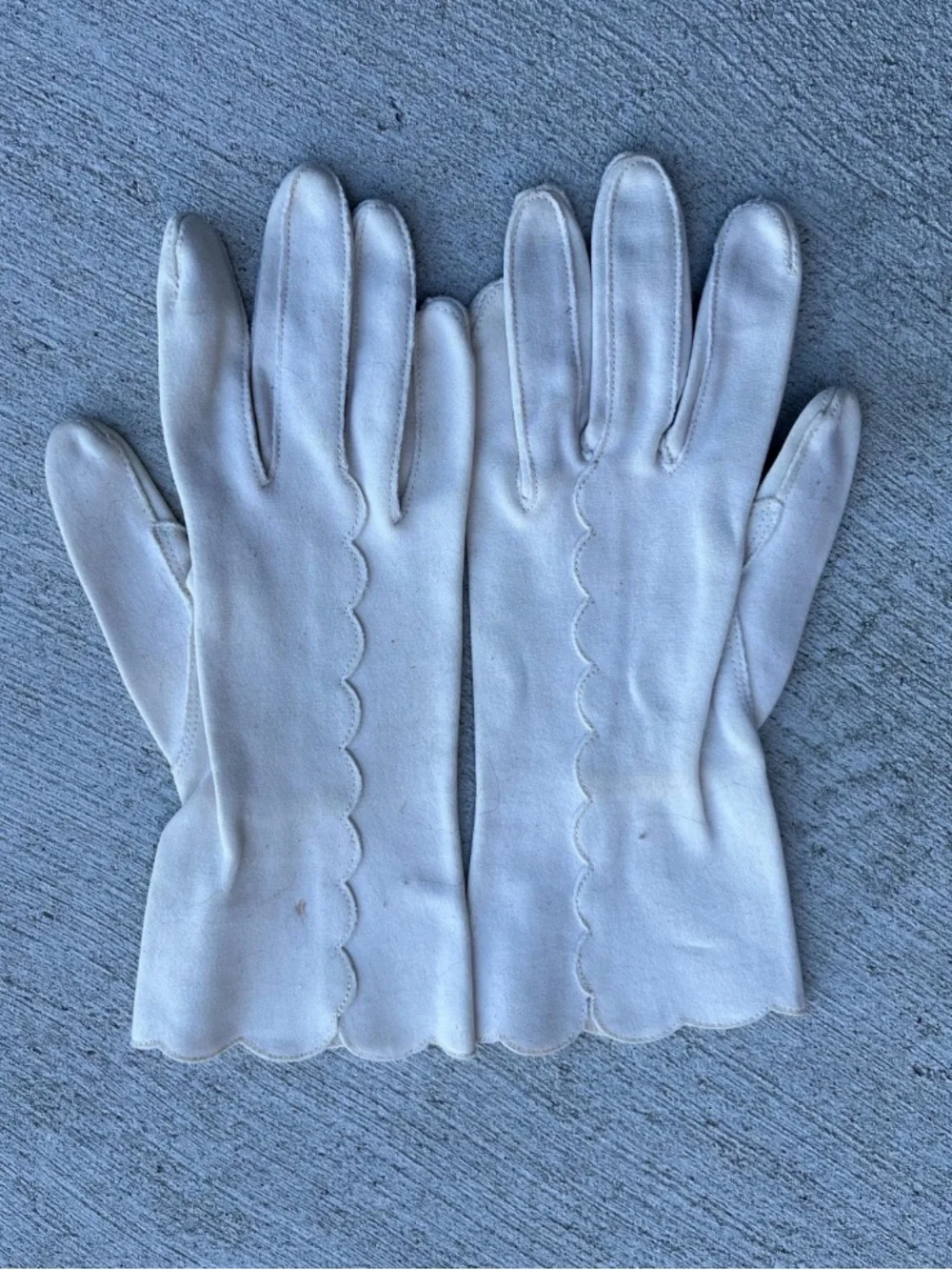 VINTAGE WHITE SCALLOPED COTTON GLOVES